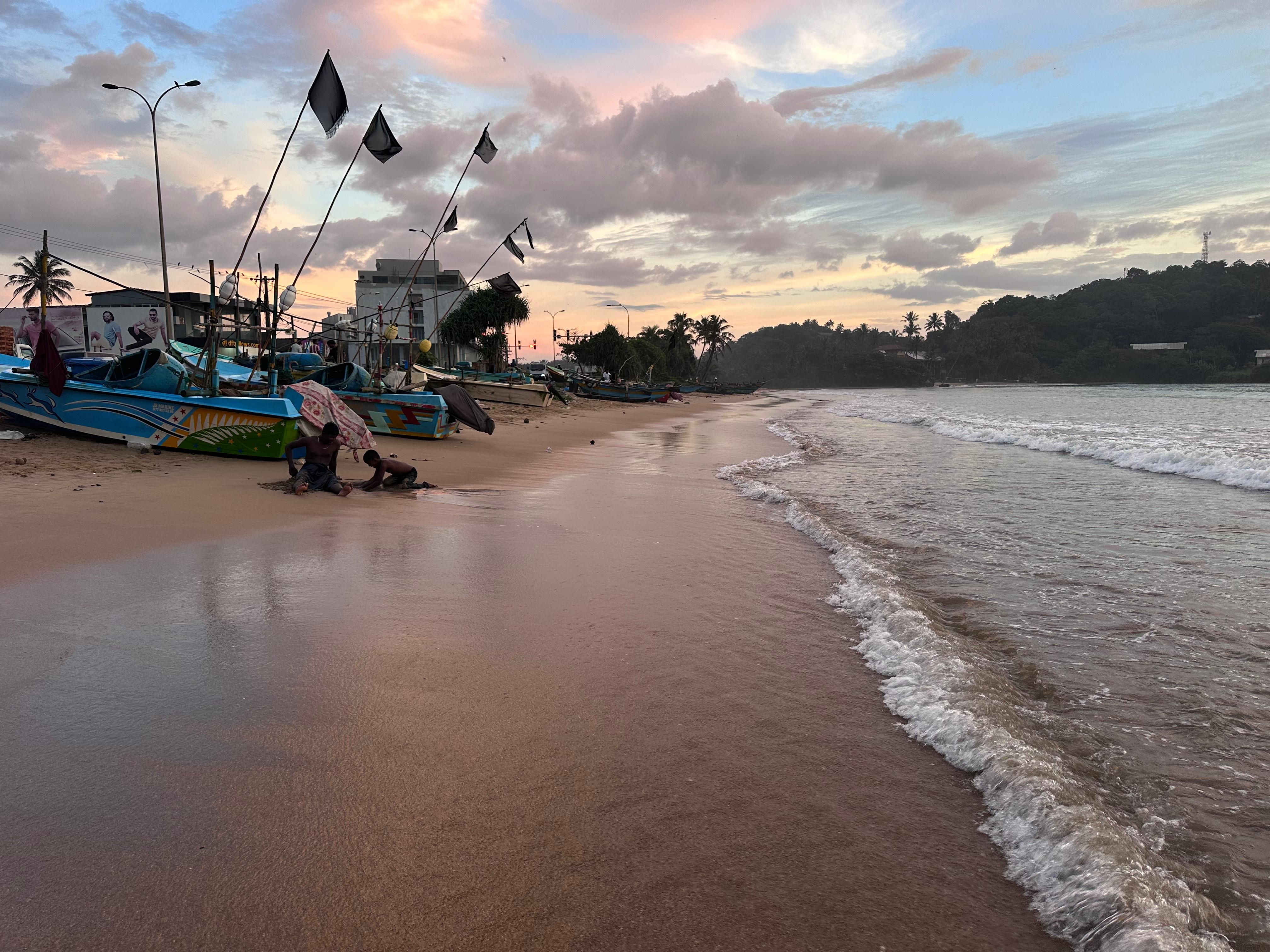 Сёрфинг в Девате: правая часть пляжа с рыбаками
